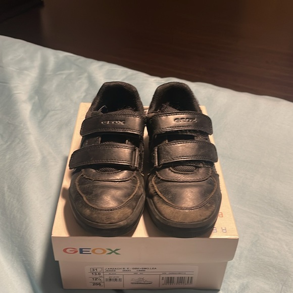 Boys Geox uniform Velcro shoes - Picture 2 of 2
